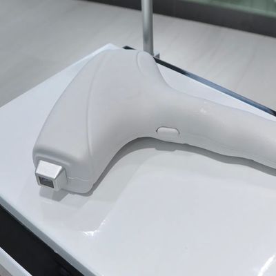 808нм диодная лазерная эпиляторная машина с мощностью 450W-600W и 10 миллионов выстрелов для постоянного удаления волос